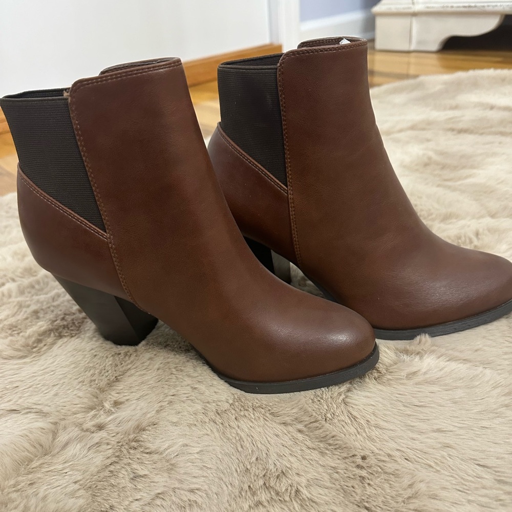 Brown woman’s ankle boot size 7.5 brand new